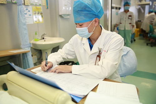 男生可以學貴州衛(wèi)生學校的高級護理專業(yè)嗎？