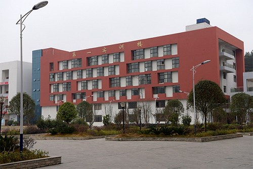 遵義職業(yè)技術(shù)學(xué)院五年制大專各專業(yè)學(xué)費(fèi)是多少？