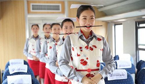 四川西南航空職業(yè)學(xué)院制服及校服圖片展示