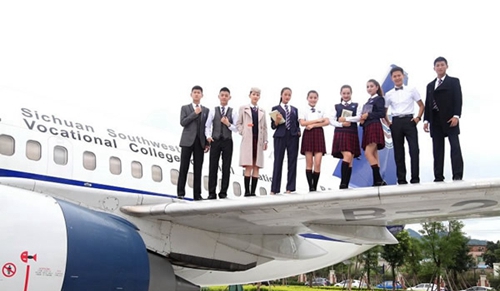 四川西南航空職業(yè)學(xué)院制服及校服圖片展示