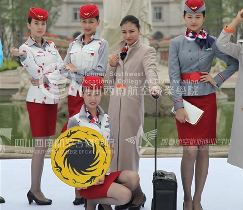 四川西南航空職業(yè)學(xué)院制服及校服圖片展示