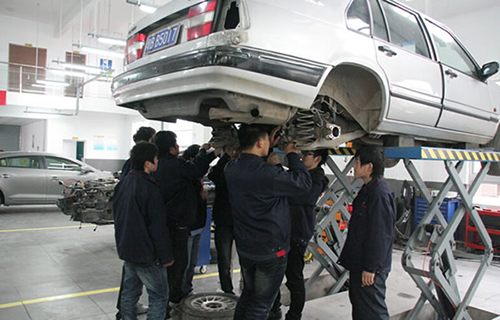 重慶涪陵創(chuàng)新計算機學(xué)校汽車實訓(xùn)