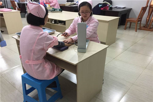重慶現(xiàn)代職業(yè)技師學院護理實訓圖
