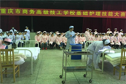 重慶現(xiàn)代職業(yè)技師學院護理實訓圖