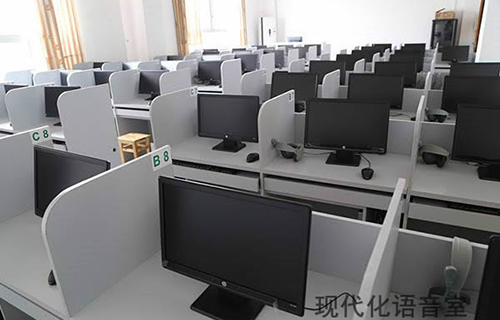 重慶建材技工學(xué)?，F(xiàn)代化的語(yǔ)音室