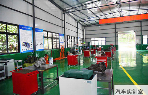 重慶春琿人文技工學(xué)校汽車實訓(xùn)室圖片