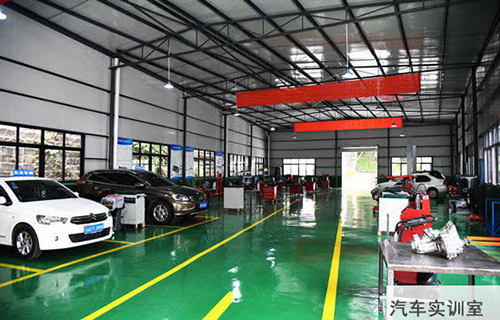 重慶春琿人文技工學(xué)校汽車實訓(xùn)室圖片