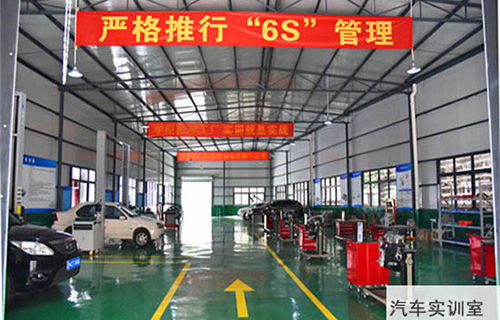 重慶春琿人文技工學(xué)校汽車實訓(xùn)室圖片