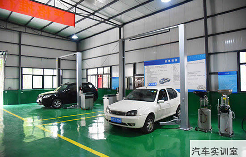 重慶春琿人文技工學(xué)校汽車實訓(xùn)室圖片