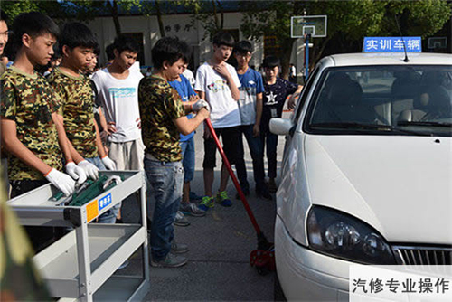 重慶春琿人文技工學(xué)校汽車專業(yè)實操圖片