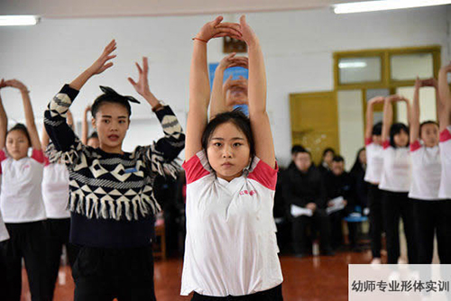 重慶春琿人文技工學(xué)校幼師專業(yè)形體實訓(xùn)圖片