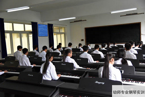 重慶春琿人文技工學(xué)校幼師專業(yè)鋼琴實訓(xùn)圖片