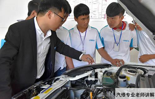 重慶紅春藤技工學(xué)校汽車專業(yè)老師講解圖片