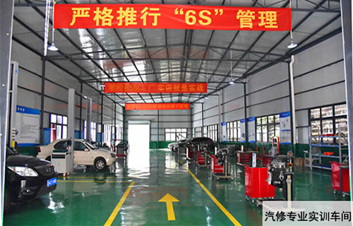 重慶紅春藤技工學(xué)校汽車專業(yè)實(shí)訓(xùn)車間圖片