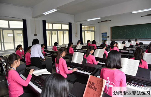重慶紅春藤技工學(xué)校幼師專業(yè)琴法練習(xí)圖片
