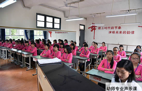 重慶紅春藤技工學(xué)校幼師專業(yè)聲樂課圖片