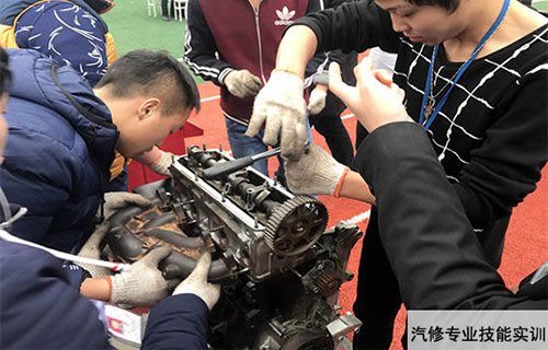 重慶紅春藤技工學(xué)校汽車專業(yè)技能實(shí)訓(xùn)圖片