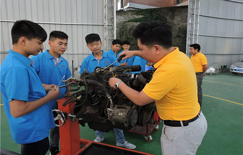 重慶新渝技工學(xué)校汽車專業(yè)實(shí)訓(xùn)圖片