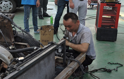 重慶新渝技工學(xué)校汽車專業(yè)實(shí)訓(xùn)圖片