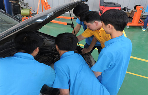 重慶新渝技工學(xué)校汽車專業(yè)實(shí)訓(xùn)圖片