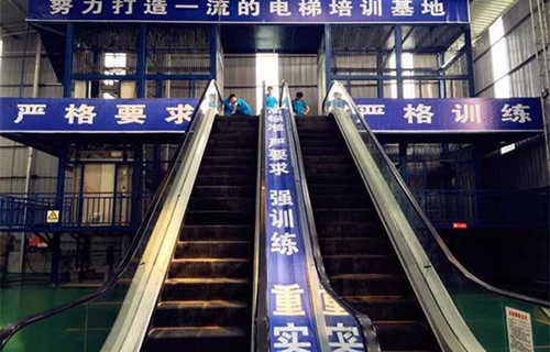 重慶新渝技工學(xué)校電梯專業(yè)實(shí)訓(xùn)圖片