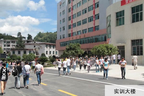 貴州電子信息高級技工學(xué)校(貴州電子信息技師學(xué)院)實訓(xùn)大樓圖片