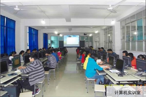 貴州電子信息高級技工學(xué)校(貴州電子信息技師學(xué)院)計算機實訓(xùn)室圖