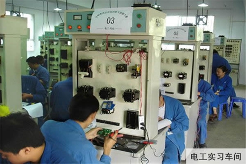 中國鋁業(yè)貴州高級技工學(xué)校電工實習(xí)車間