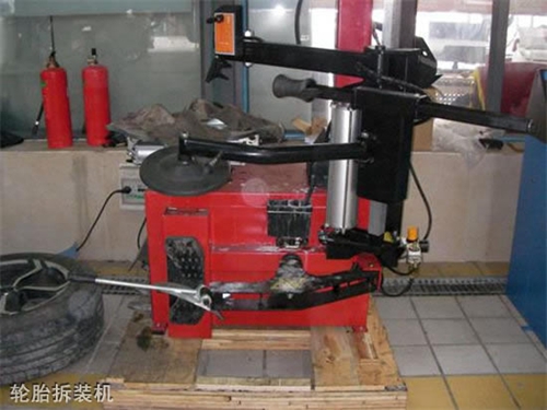 貴陽(yáng)汽車(chē)工業(yè)技術(shù)學(xué)校輪胎拆裝機(jī)