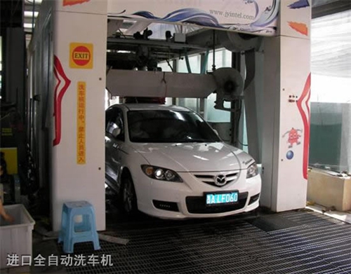 貴陽(yáng)汽車(chē)工業(yè)技術(shù)學(xué)校進(jìn)口全自動(dòng)洗車(chē)機(jī)