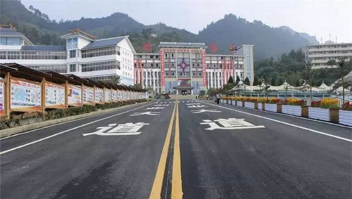 黔南旅游學(xué)校(荔波縣中等職業(yè)學(xué)校)創(chuàng)業(yè)大道