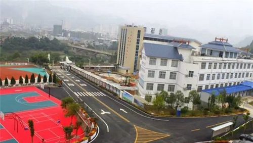 黔南旅游學(xué)校(荔波縣中等職業(yè)學(xué)校)校園主干道
