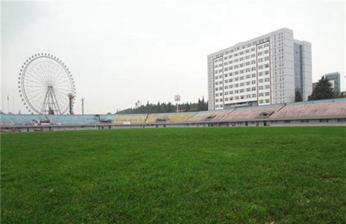 貴陽(yáng)市白云區(qū)職業(yè)技術(shù)學(xué)校運(yùn)動(dòng)場(chǎng)