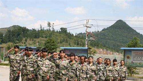 黔西南州英才職業(yè)技術(shù)學(xué)校軍訓(xùn)會操現(xiàn)場1