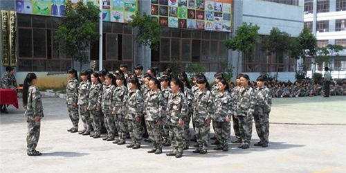 黔西南州英才職業(yè)技術(shù)學(xué)校軍訓(xùn)會操現(xiàn)場2