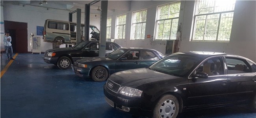 貴州省機(jī)械工業(yè)學(xué)?；ㄏ^(qū)汽車實(shí)訓(xùn)室