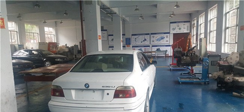 貴州省機(jī)械工業(yè)學(xué)?；ㄏ^(qū)汽車實(shí)訓(xùn)室2