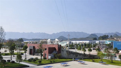 湄潭縣中等職業(yè)學(xué)校校門內(nèi)側(cè)