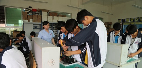 貴州省龍里中等職業(yè)學校電工操作實訓