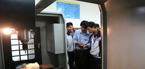 貴州省龍里中等職業(yè)學校數(shù)控車床實訓