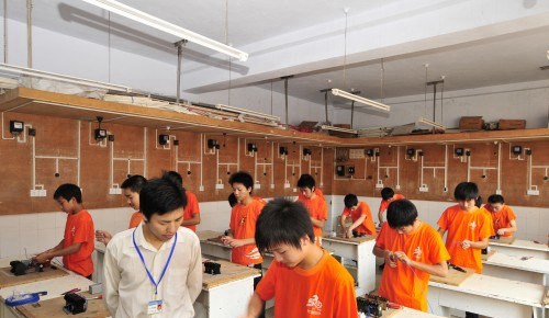 四川達(dá)州市高級(jí)技工學(xué)校電工操作