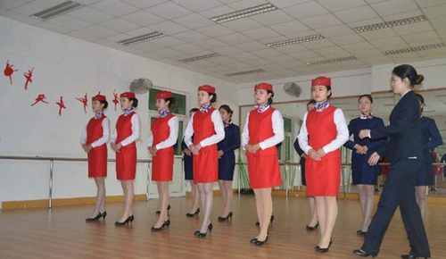 成都翔飛航空職業(yè)技術(shù)學(xué)校禮儀站姿訓(xùn)練