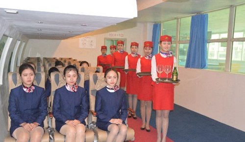 成都翔飛航空職業(yè)技術(shù)學(xué)校禮儀坐姿訓(xùn)練