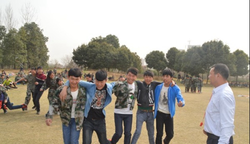 成都翔飛航空職業(yè)技術(shù)學(xué)校組織學(xué)生戶外運(yùn)動(dòng)