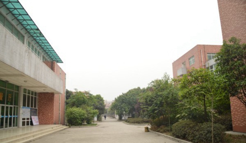 成都翔飛航空職業(yè)技術(shù)學(xué)校校園一角