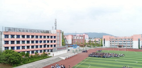 瀘縣建筑職業(yè)中專學(xué)校(瀘州建筑職業(yè)技術(shù)學(xué)校)標(biāo)準(zhǔn)的塑膠運(yùn)動(dòng)場