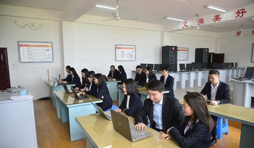 瀘縣建筑職業(yè)中專學校(瀘州建筑職業(yè)技術學校)計算機實訓室