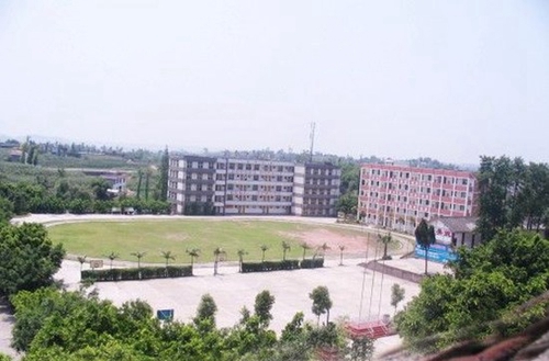 瀘州市天宇中等職業(yè)技術(shù)學(xué)校（天宇中專(zhuān)學(xué)校）遠(yuǎn)看校園