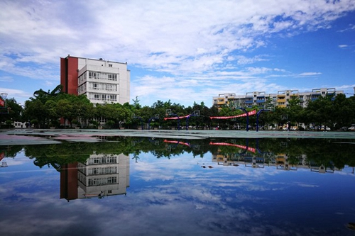 樂(lè)山市計(jì)算機(jī)學(xué)校塑膠籃球場(chǎng)