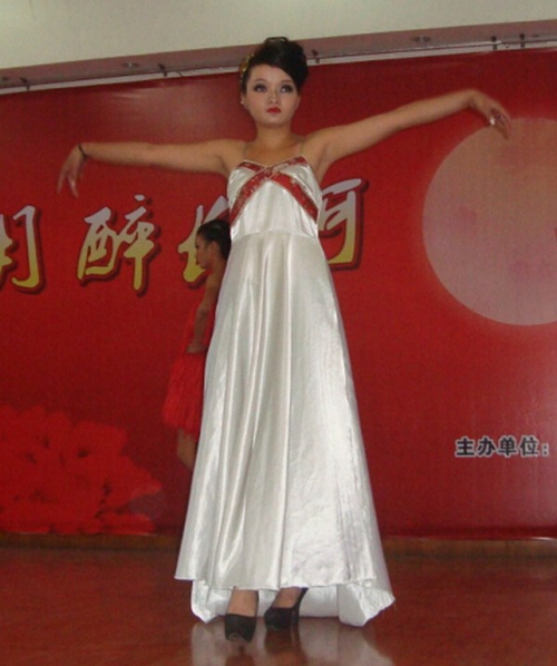 樂山市欣欣藝術(shù)職業(yè)學(xué)校服裝展示